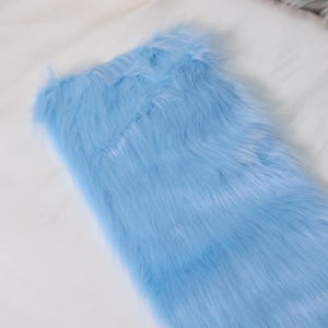 High-quality faux fur fabric in gradient blue tones with 5 cm pile. Mimics real fox fur with soft texture and fluffy finish. Designed for cosplay and fursuit builds, it’s suitable for character wigs, tails, plush projects, or magical creature parts. The synthetic fibers are durable, washable, and cruelty-free, giving you long-lasting results for your costumes or crafts.