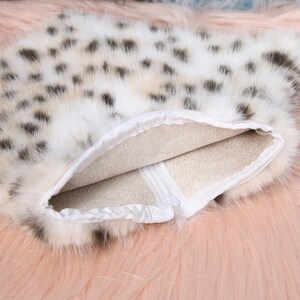 Faux fur leopard neck accessory crafted with high-density plush fibers and authentic spotted design. Perfect for pairing with fursuit components or used as a statement winter accessory. The smooth inner lining prevents friction and makes it suitable for sensitive skin while maintaining elegance and wild aesthetic.