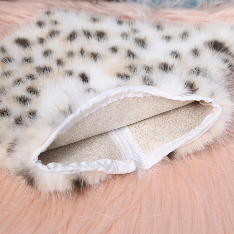 Faux fur leopard neck accessory crafted with high-density plush fibers and authentic spotted design. Perfect for pairing with fursuit components or used as a statement winter accessory. The smooth inner lining prevents friction and makes it suitable for sensitive skin while maintaining elegance and wild aesthetic.