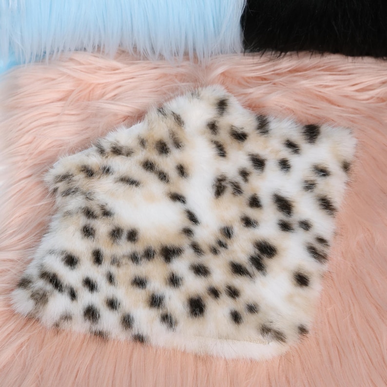 Leopard spotted neck fluff designed to capture the beauty of wild cat fur in synthetic softness. This piece combines craftsmanship with cruelty-free materials, making it perfect for cosplayers and costume designers. Smooth inner lining provides breathability, ensuring comfort even during long performances or conventions.