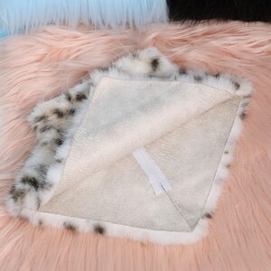 Luxurious leopard print faux fur collar with carefully blended tones of beige, brown, and black for a lifelike appearance. The handmade piece is lightweight yet warm, ideal for cosplay, fursuits, or fantasy-themed costumes. Inner lining ensures skin comfort, allowing effortless wear throughout long events or shows.