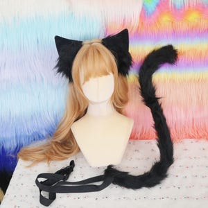Può includere: Un set di fascia e coda con orecchie da gatto nere. Le orecchie sono soffici e attaccate a una fascia. La coda è lunga e si attacca con una cinghia nera. Per cosplay o costumi.