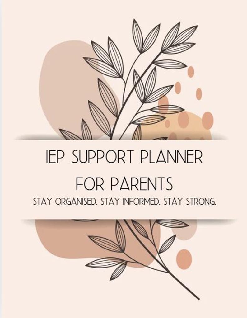 Pu&ograve; includere: Un pianificatore con il testo "IEP Support Planner for Parents" in un carattere serif. La copertina ha uno sfondo color pesca chiaro con forme astratte e arte lineare botanica. &Egrave; incluso anche il testo "Stay Organized. Stay Informed. Stay Strong."