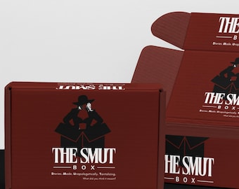 Könnte beinhalten: Drei kastanienbraune Pappkartons mit weißem Text und einer schwarzen Grafik. Die Kartons sind mit "THE SMUT BOX" beschriftet, darunter zusätzlicher Text. Eine Box ist geöffnet und zeigt das Innere.
