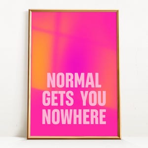 Könnte beinhalten: Ein gerahmter Druck mit einem lebendigen Farbverlaufshintergrund aus Orange und Pink. Der Text "NORMAL GETS YOU NOWHERE" wird in großen, hellrosa Buchstaben angezeigt. Der Rahmen ist goldfarben.