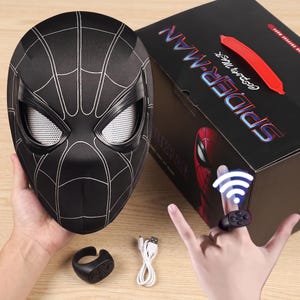 以下が含まれることがあります： 白いウェブ模様と白いメッシュの目レンズを備えた黒いスパイダーマンマスク。セットには、ボタン付きの黒いリング型リモコン、白いUSB充電ケーブル、Spider-Manと書かれた黒いディスプレイボックスが含まれています。
