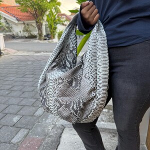 Bolso hobo mediano hecho a mano en piel de pitón natural: Lujo artesanal