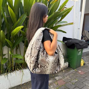Handgefertigte Hobo Bag aus natürlichem Python-Leder: Handgefertigter Luxus, Groß