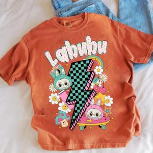 Dessins de personnages de dessins animés roses tendance png, cadeau parfait pour les enfants, poupée coquette avec noeud pour enfants filles png, dessin animé drôle png, poupée png