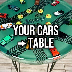 Könnte beinhalten: Ein runder, grüner Tisch mit einer transparenten Harzplatte mit einem Reifenabdruck-Design und Spielzeugautos. Der Tisch hat Metall-Haarnadelbeine. Der Text "YOUR CARS TABLE" ist zu sehen. Mehrere Spielzeug-Gummienten sind ebenfalls vorhanden.