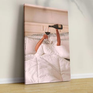 Frau trinkt Wein im Bett Kunstdruck Wandbild: Trendy Zimmerdeko