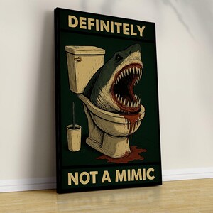 Grappige canvasposter &#39;Definitely Not A Mimic&#39; - Badkamerdecoratie