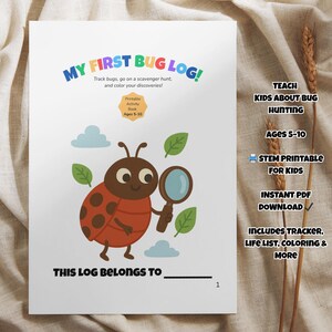 Puede incluir: Un libro de actividades blanco titulado "MY FIRST BUG LOG!" presenta una mariquita de dibujos animados sosteniendo una lupa. El libro incluye el texto: "¡Sigue a los insectos, ve a una búsqueda del tesoro y colorea tus descubrimientos!" y "Edades 5-10".