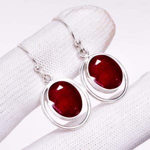 Pendientes de rubí natural: Joyería artesanal hecha a mano con gema ovalada roja en plata de ley 925