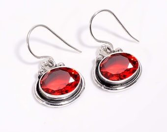 Pendientes colgantes de granate rojo: plata de ley oxidada, hechos a mano.