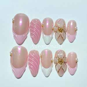Blush Bloom Elegance Press On Nails mit 3D-Blumenakzenten, goldenen Details und rosa Ombre, geeignet für Hochzeit, Veranstaltungen oder Geschenk für sie.