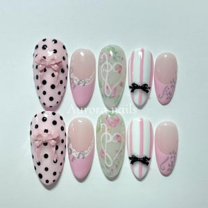 Polka Pastel Vintage – Press-On Nails Weiche Pastelltöne mit niedlichen Polka Dots in einem Vintage-inspirierten Design.