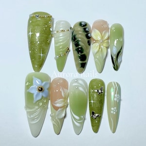 Ongles à presser botaniques verts | Papillons floraux et argentés 3D | Élégants ongles botaniques verts.
