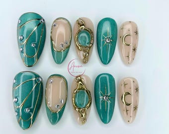 Uñas postizas color verde esmeralda con brillo celestial y dije de luna y estrella