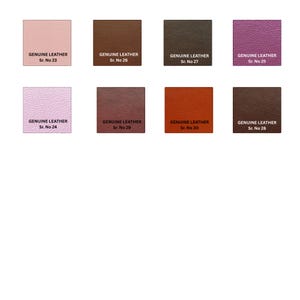 Op de afbeelding: Een verzameling van acht vierkante leren stalen in verschillende kleuren, waaronder roze, bruin, paars en oranje. Elk staal is gemarkeerd met "ECHT LEER" en een serienummer.