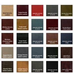 Op de afbeelding: Een verzameling leren stalen in verschillende kleuren, waaronder zand, bordeauxrood, rood en olijfgroen. Elk staal is gelabeld met het leertype en de kleurnaam, zoals "Tango Brandy Italian Leather" en "Whiskey Genuine Leather".
