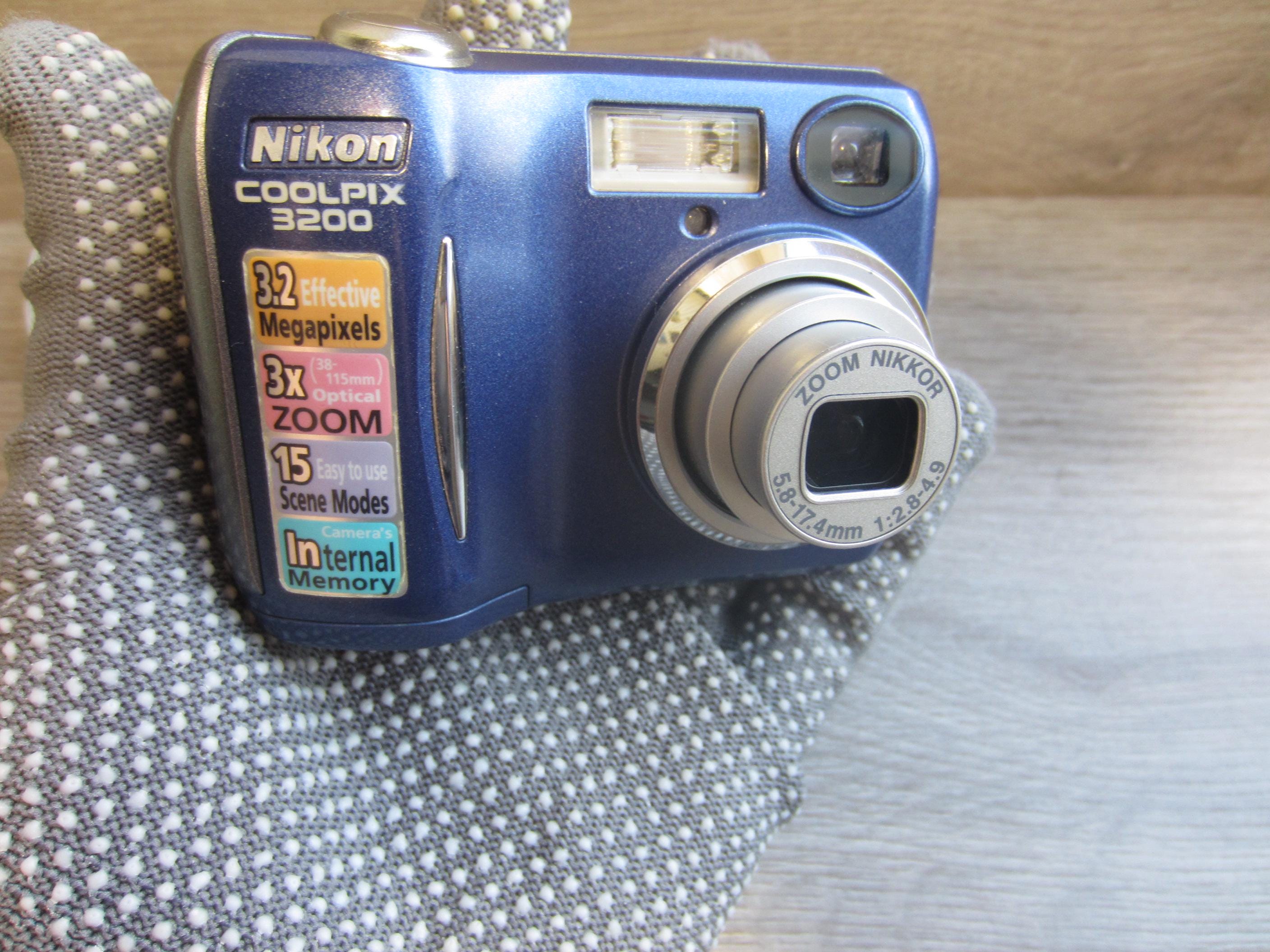 Nikon Coolpix 3200 Digital Camera 3.2 Mp 3X Zoom Blue Rare Vintage
