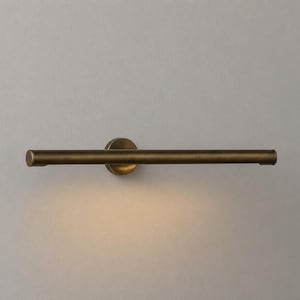 Peut inclure: Une applique murale horizontale composée d'une barre cylindrique en métal couleur laiton antique. Le luminaire est doté d'une plaque de base circulaire fixée au mur et diffuse une lueur douce et chaude vers le bas depuis le dessous du tube.