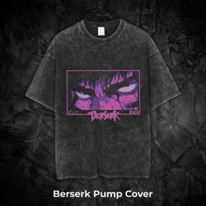 Peut inclure: T-shirt gris foncé avec un graphisme violet et rose représentant les yeux et le visage d'un personnage dans un cadre rectangulaire. Le mot "Berserk" est imprimé en dessous. Le texte "Berserk Pump Cover" est imprimé en bas.