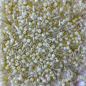 Contas de sementes e cornetas com revestimento em prata branca perolada e transparente 50g para joias, bordados, costura, artesanato e enfeites