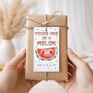 Può includere: Un cartello in legno rustico con la scritta "Welcome to our porch" in lettere bianche. Il cartello presenta una finitura invecchiata e un design semplice e invitante, perfetto per l'arredamento esterno.