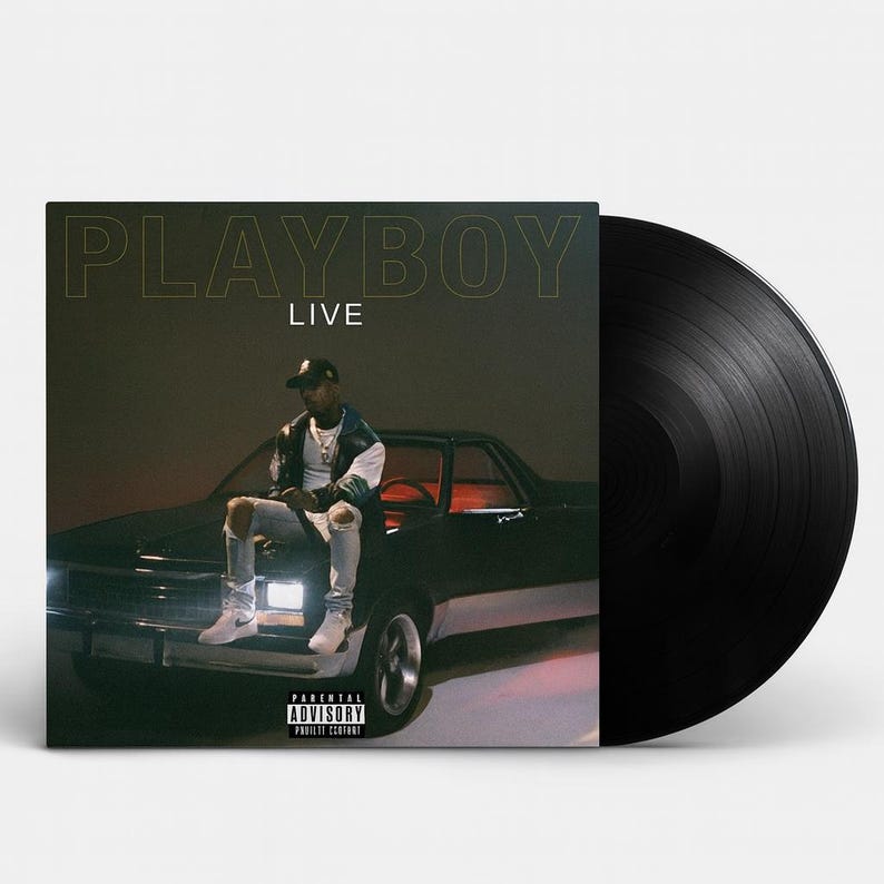 K&ouml;nnte beinhalten: Eine Schallplatte und Albumcover mit dem Text "PLAYBOY LIVE" in goldener Schrift. Das Albumcover zeigt eine Person, die auf einem schwarzen Auto sitzt. Die Schallplatte ist schwarz.
