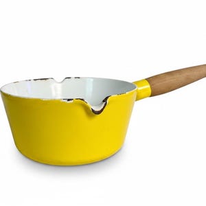 Cacerola vintage Copco de esmalte amarillo / Diseño danés moderno de mediados de siglo / Olla con mango de madera / Utensilios de cocina retro / Michael Lax, 1960