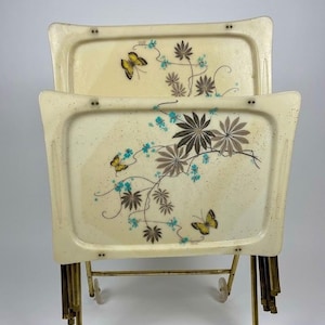 Puede incluir: Una taza de cerámica blanca con un asa negra y el texto "But First, Coffee" en negro, con una fuente de estilo manuscrito. La taza está sobre una superficie blanca.