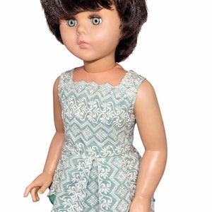 Muñeca Regal Walking vintage de los años 60: muñeca de vinilo de 76 cm, ojos dormidos, atuendo original de MCM / Historia de inmigración canadiense personalizada, 1967