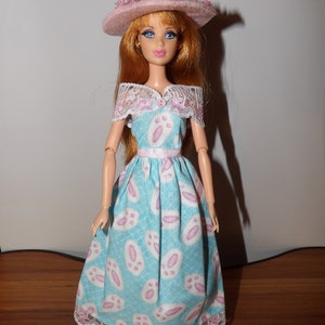Niedliches Osterhase Fußprint langes Kleid auf hellblau mit rosa & weißer Spitze soll Kragen und Ostermütze für Fashion Dolls - ed1514