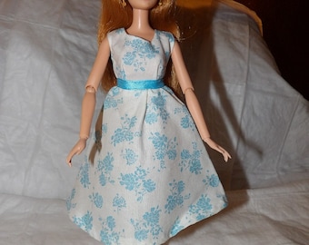 Pretty full dress in white with bright blue flowers for Fashion Dolls - ed834