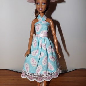 Ostermütze und Hase Fußdruck kurzes Kleid auf hellblau mit Halfter Style Top & spitze für Fashion Dolls - ed1513