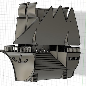 Könnte beinhalten: Ein 3D-Modell eines Segelschiffs mit detaillierten Segeln, Masten und einem Anker am Bug. Das Schiff hat eine mehrstufige Struktur mit einem detaillierten Deck und Geländer. Das Modell ist in monochromer Graufarbe gehalten.