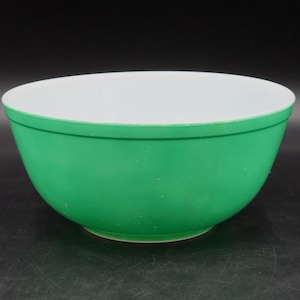 Vintage Pyrex Green Mixing Bowl: Mid-Century Kitchenware (8.75&quot; Diameter)