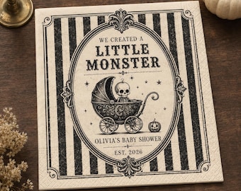 Könnte beinhalten: Eine quadratische Papierserviette mit schwarz-weiß gestreiftem Rand und einem ovalen Rahmen in der Mitte. Der Text lautet WE CREATED A LITTLE MONSTER, OLIVIA'S BABY SHOWER, EST. 2026. Eine Illustration zeigt ein Skelettbaby im Kinderwagen mit Kürbis.