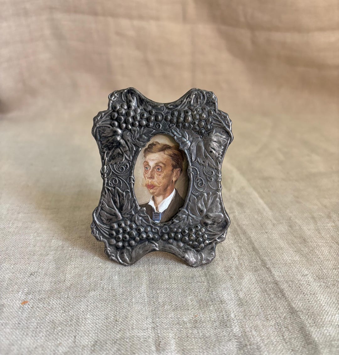 Vintage Small Pewter Photo Frame – 1990s Victorian Grapevine