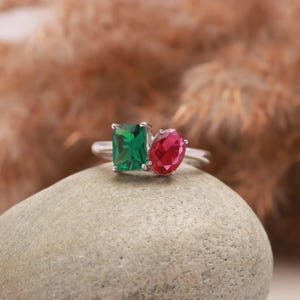 Toi et Moi smaragd- och rubinring med två stenar | Löftesring i 925 sterlingsilver