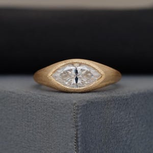 1.50 CT Marquise Cut Verlobungsring, Flush Set Lab Grown Diamant Solitär Ring, 14K Massivgold mit mattem Finish Band, Ehering für Frauen