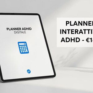 Può includere: Un tablet digitale che mostra un planner con il testo "PLANNER ADHD DIGITALE" e un'icona di calcolatrice blu. Il tablet è appoggiato su un supporto. A destra c'è un rettangolo bianco con il testo "PLANNER INTERATTIVO ADHD".