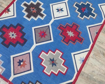 Tapete Dhurrie de algodão tecido à mão, padrão geométrico azul, estilo boho.