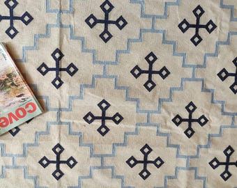 Alfombra Kilim de algodón y lana hecha a mano, estilo bohemio geométrico azul.