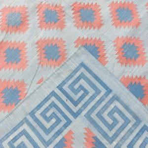 Alfombra moderna de algodón hecha a mano, alfombra india Dhurrie, alfombra Kilim geométrica bohemia moderna de tejido plano de alta calidad, personalizable en cualquier tamaño.