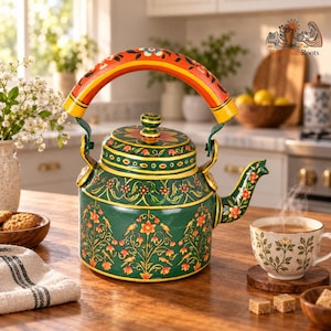 Puede incluir: Una tetera de metal pintada a mano en un tono verde intenso, con intrincados patrones florales y motivos de aves en naranja y amarillo. La tetera tiene un asa curva multicolor con detalles en naranja, amarillo y negro, y una tapa a juego.