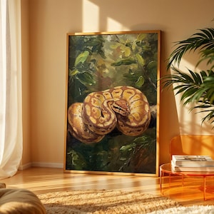 Puede incluir: Pintura enmarcada de una serpiente enroscada en un entorno natural. La serpiente es principalmente marrón y amarilla con un diseño estampado. El fondo presenta follaje verde y un marco dorado, creando una obra de arte con temática de la naturaleza.
