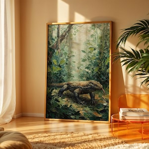 Peut inclure: Une impression d'art murale encadrée rectangulaire représentant une peinture à l'huile d'un dragon de Komodo marchant dans une jungle dense et verte. Le lézard est peint dans des tons de brun et de gris, entouré de feuillage épais.